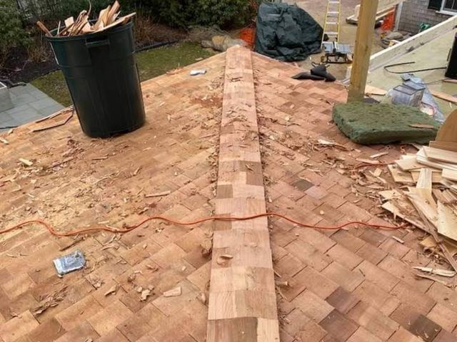 Wood shingle roof ridge